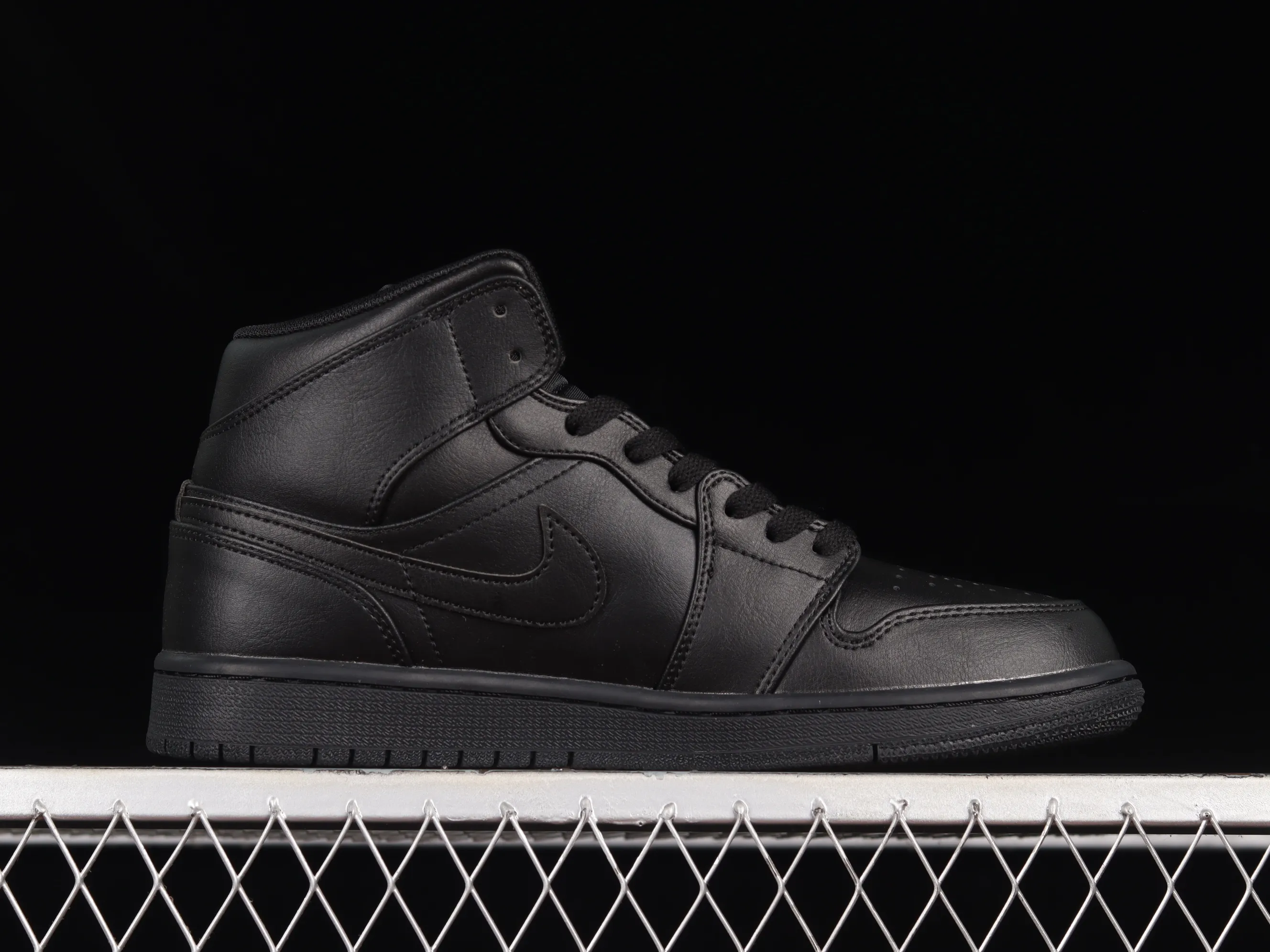 All categories Air Jordan Jordan series basketball shoes Air Jordan 1 Mid Air Jordan 1 Mid AJ1 Joe 1 all black Zhongbang basketball shoes 554724-093